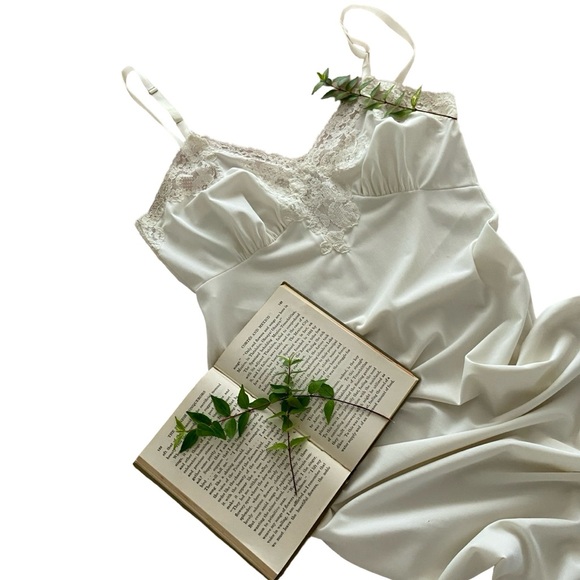 Vintage | Pin Up Style Lace Trimmed Slip - Picture 6 of 14